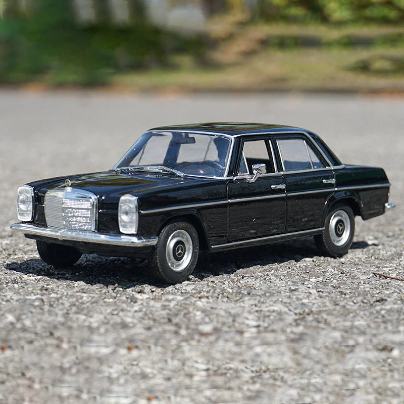 1:24 Scale Mercedes-Benz 220 Car Model