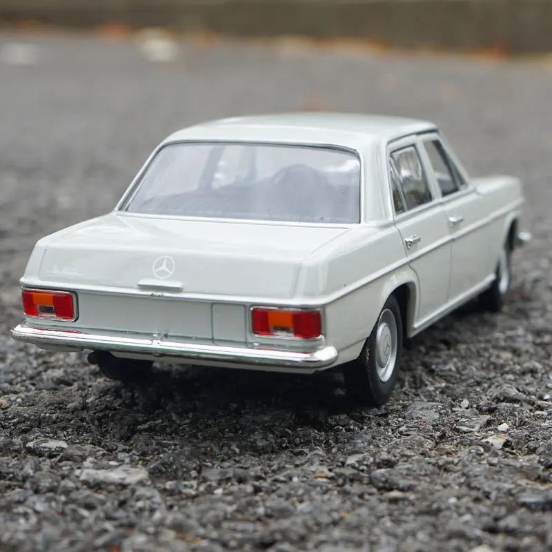 1:24 Scale Mercedes-Benz 220 Car Model