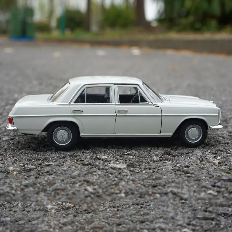 1:24 Scale Mercedes-Benz 220 Car Model